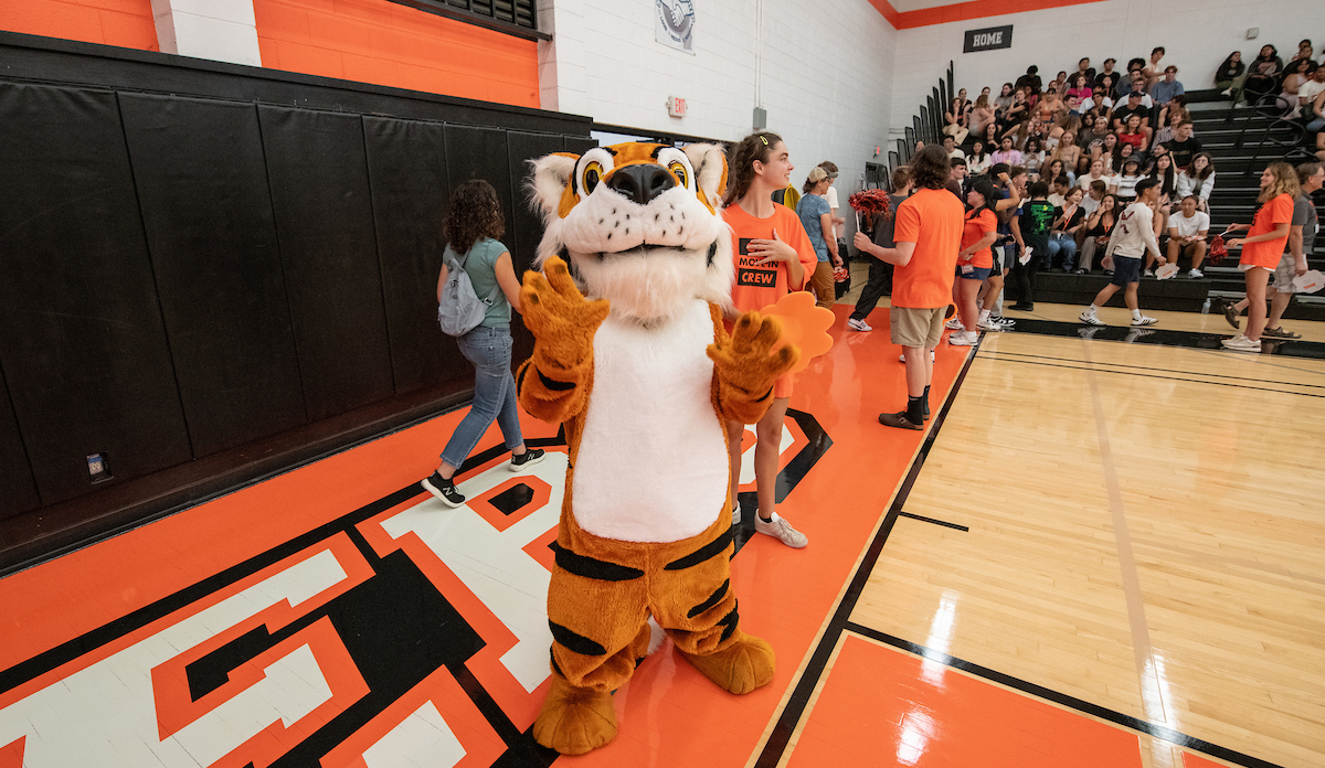 Oswald in Rush Gym welcomes new families during Orientation