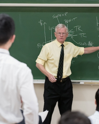 Professor Woody Studenmund teaches economics at Oxy